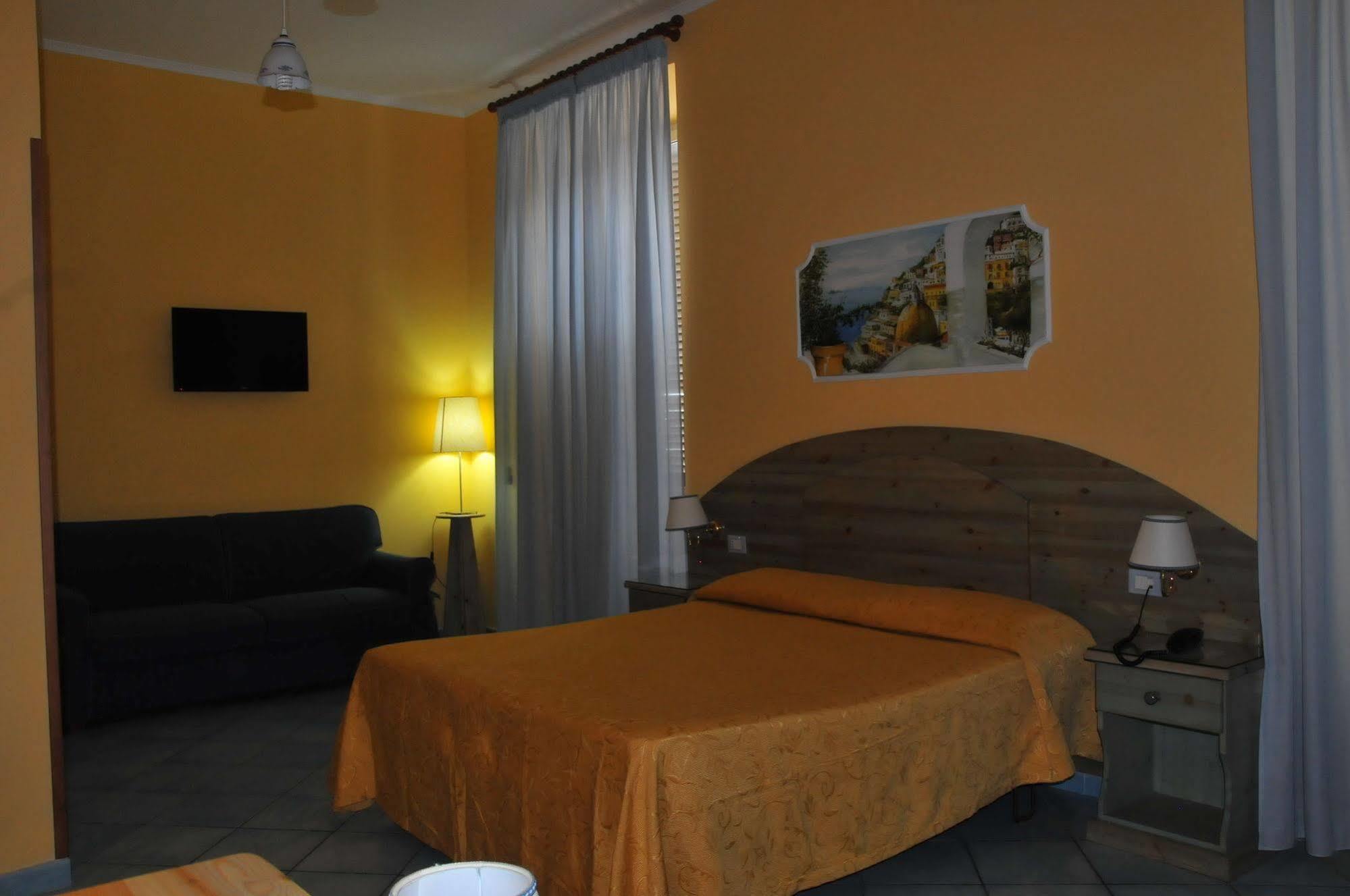 Hotel Potenza Napels Buitenkant foto