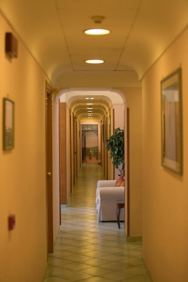 Hotel Potenza Napels Buitenkant foto